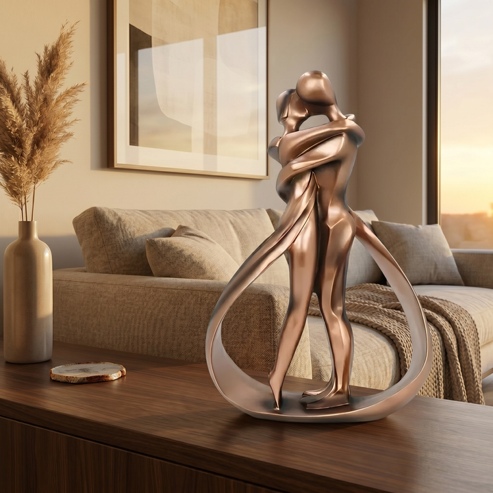 Magnifique sculpture de couple en résine effet bronze, parfaite comme cadeau romantique ou pièce maîtresse décorative.