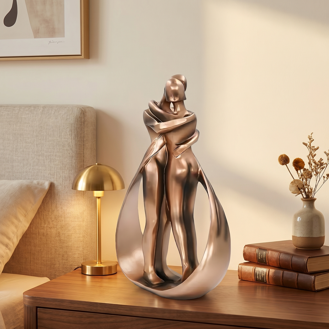 Art d'intérieur: sculpture de couple abstrait en résine imitation bronze, pour une ambiance romantique et élégante.