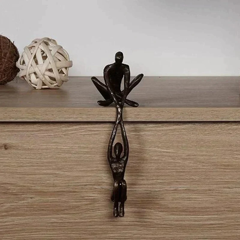 Sculpture d'art en résine représentant la force et l'amour, parfaite pour une décoration intérieure zen et harmonieuse.