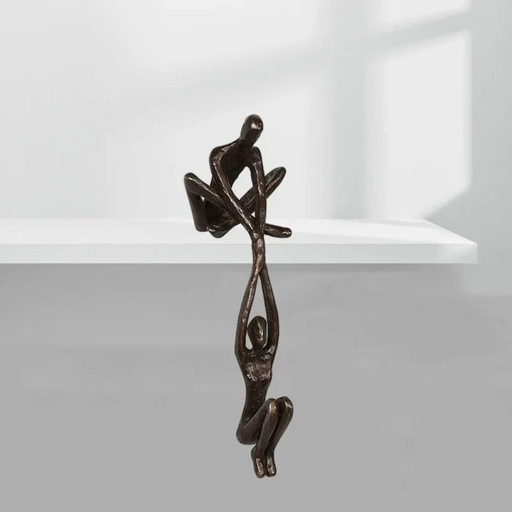 Statuette symbolique d'amour et de force éternels, une décoration unique en résine pour tout intérieur.