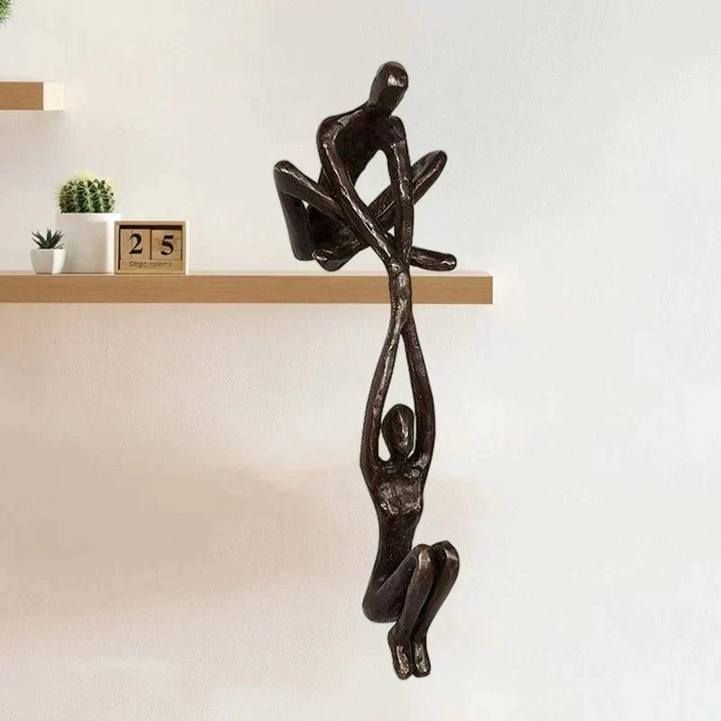 Élégante statuette en résine, incarnant la force et l'amour, pour une atmosphère de sérénité et d'harmonie.