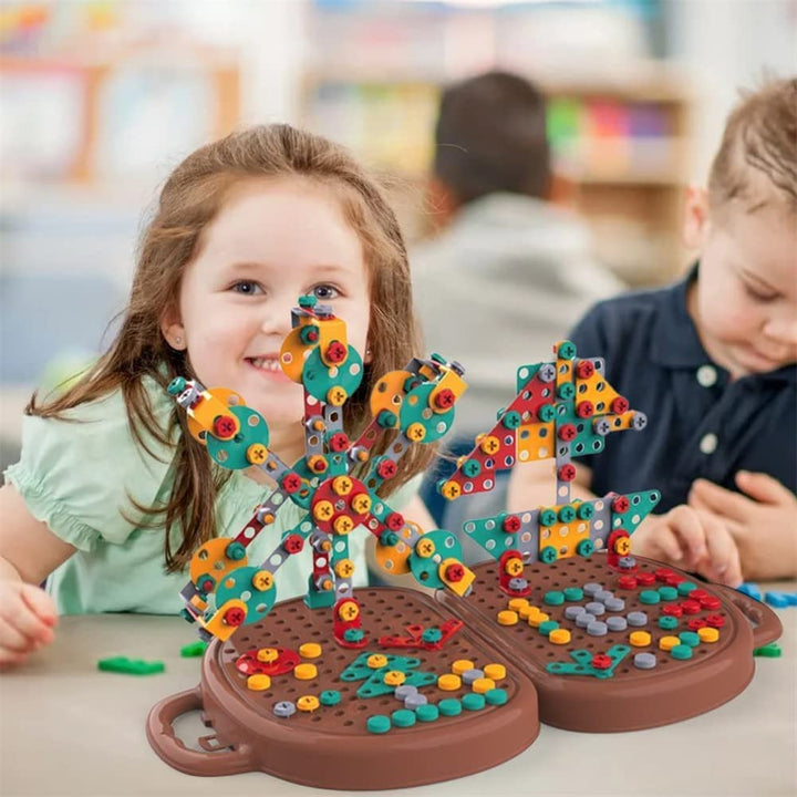 Enfant utilise un kit de construction STEM avec perceuse pour assembler des formes colorées.