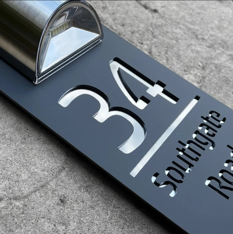 Plaque numéro maison solaire design moderne avec éclairage LED d'adresse, pour façade.