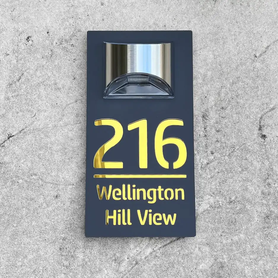 Plaque numéro maison solaire avec capteur jour/nuit et éclairage LED, durable et pratique.