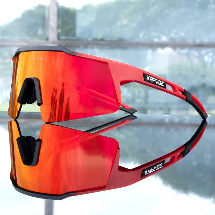 Accessoire homme moderne: lunettes de soleil polarisées. Protection UV complète et design élégant.