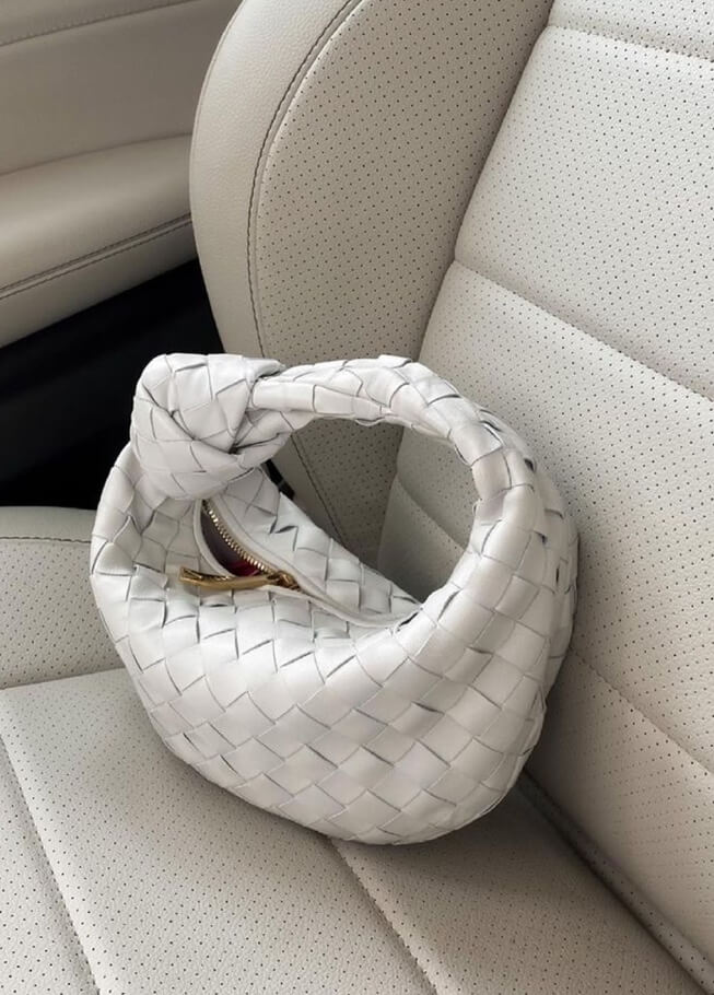 Mini sac tissé élégant pour femme, parfait pour le quotidien et les soirées. Accessoire mode chic.