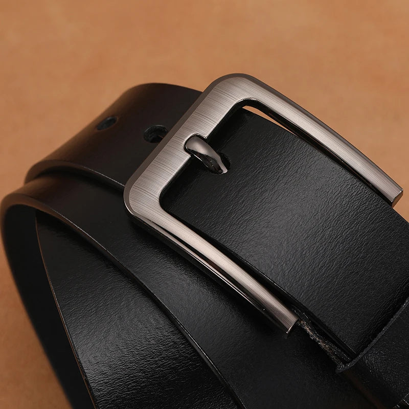 Ceinture ajustable en cuir véritable pour homme, avec boucle ardillon classique, idéale pour un look élégant.