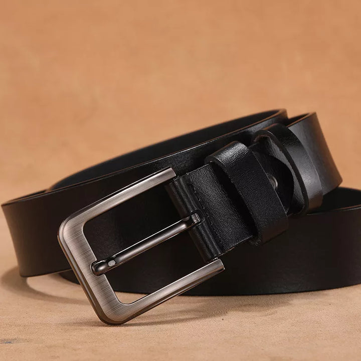 Accessoire mode: ceinture homme en cuir marron vintage, parfaite pour compléter une tenue élégante ou décontractée.