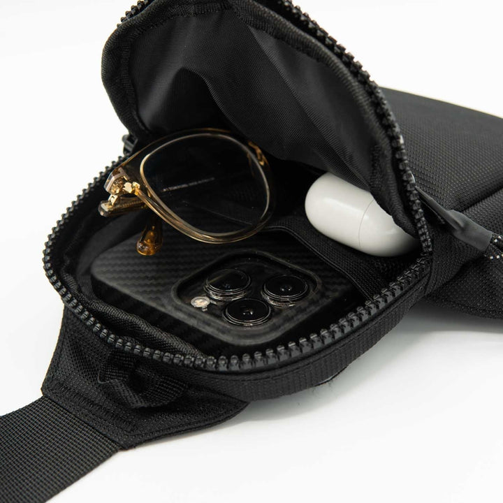 Sac à bandoulière homme élégant, design compact pour un style moderne et une protection contre l'eau.