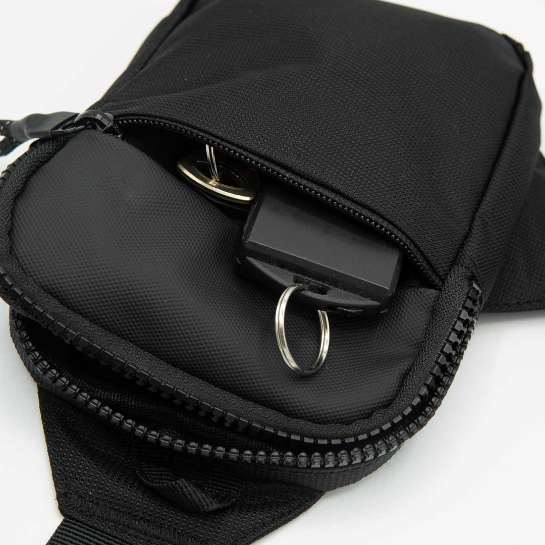 Sac homme compact et imperméable, parfait pour les déplacements urbains et garder vos essentiels à portée.