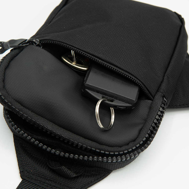 Sac homme compact et imperméable, parfait pour les déplacements urbains et garder vos essentiels à portée.