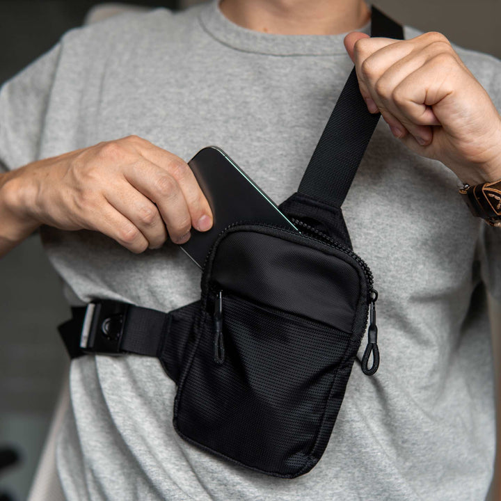 Sac bandoulière homme élégant noir, idéal pour un usage quotidien pratique et sécurisé.