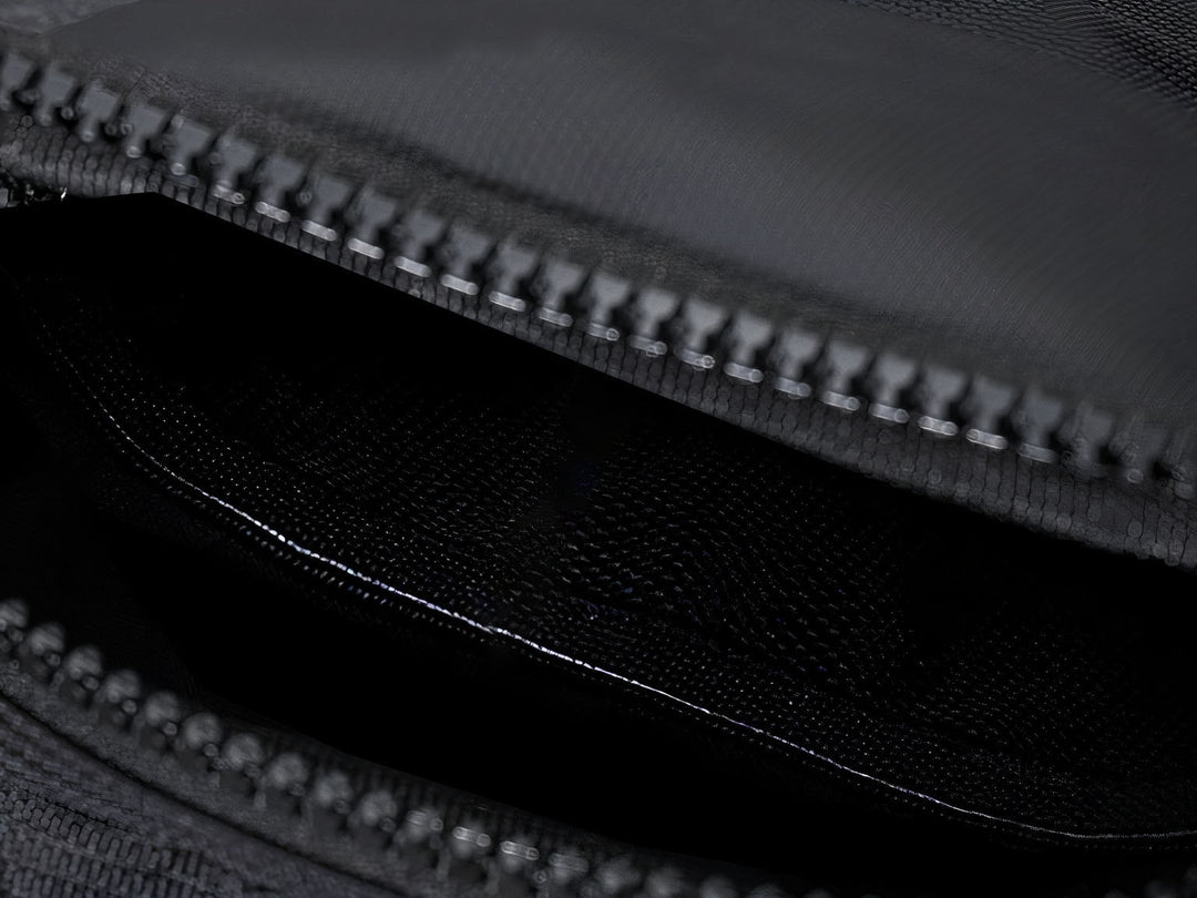 Élégant sac à bandoulière homme noir, idéal pour transporter téléphone, portefeuille et clés en toute sécurité.