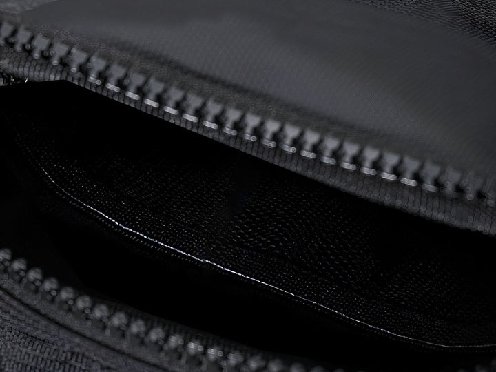 Élégant sac à bandoulière homme noir, idéal pour transporter téléphone, portefeuille et clés en toute sécurité.