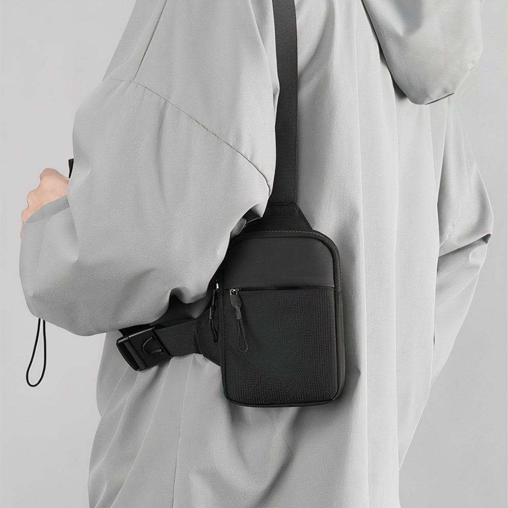 Sac poitrine homme bleu marine compact et imperméable, parfait pour organiser vos essentiels de voyage.