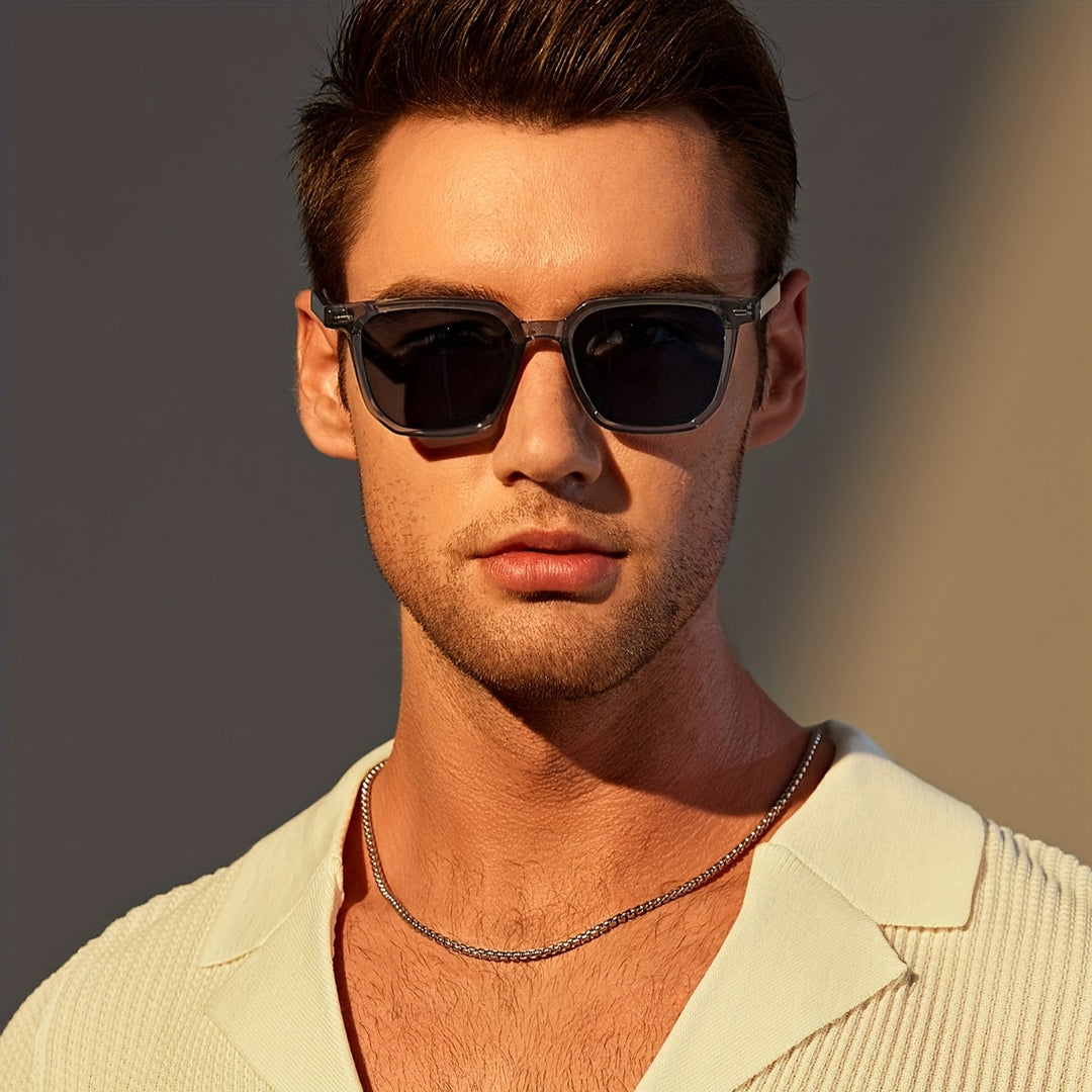 Lunettes de soleil homme, monture carrée en polycarbonate. Durables et légères, parfaites pour un look moderne.