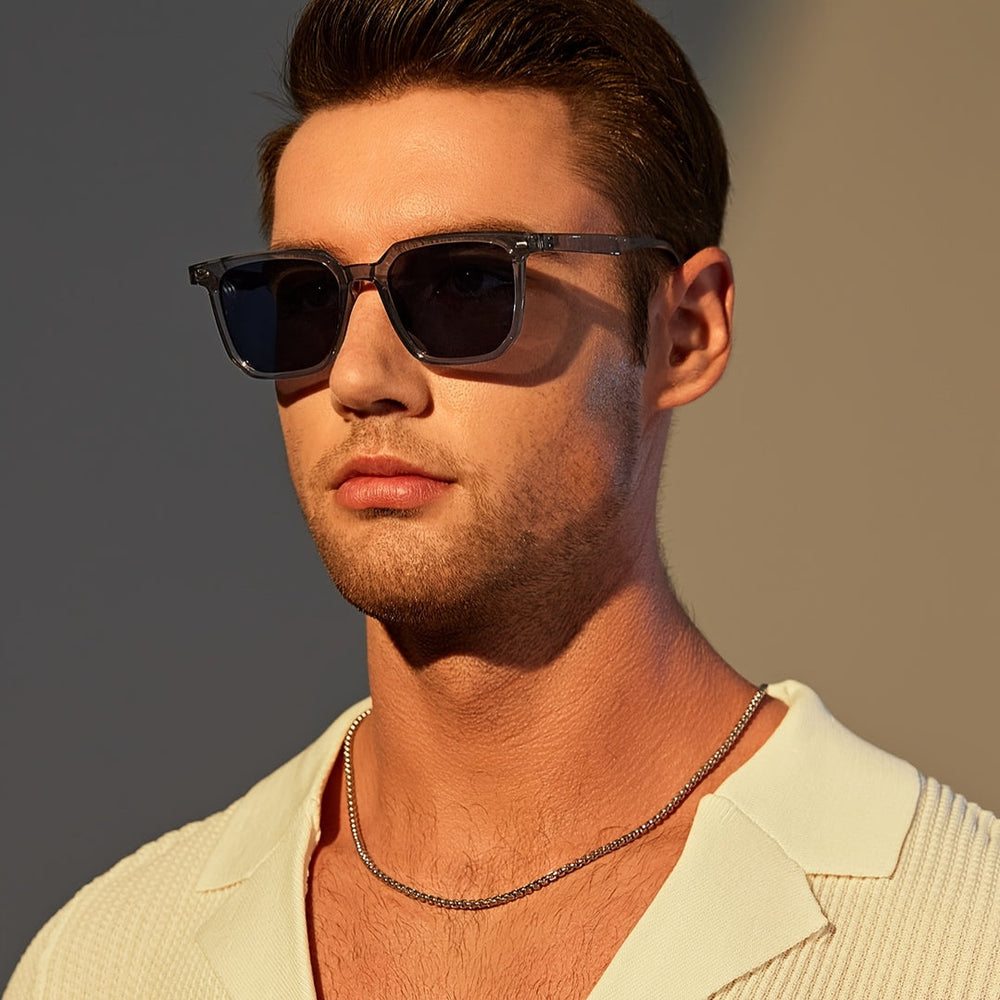 Lunettes de soleil homme légères et confortables. Monture carrée durable en polycarbonate pour usage quotidien.