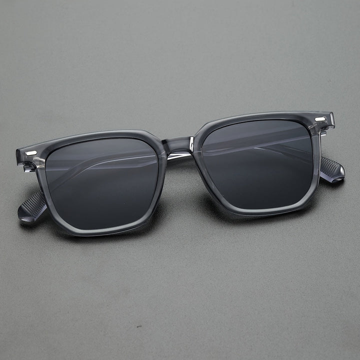 Accessoire mode rétro : lunettes de soleil homme à monture carrée. Design élégant et construction durable.