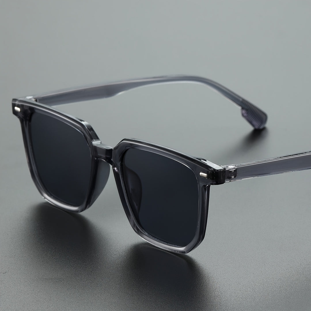 Lunettes de soleil homme grises avec monture carrée. Légères, résistantes, pour un style affirmé et protection solaire.