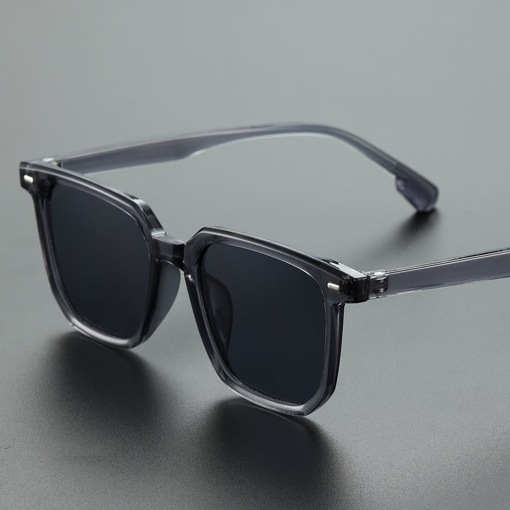 Lunettes de soleil homme grises avec monture carrée. Légères, résistantes, pour un style affirmé et protection solaire.
