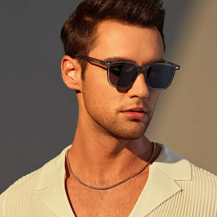 Profitez du soleil avec ces lunettes homme. Monture carrée, durable et légère, offrant protection et style.
