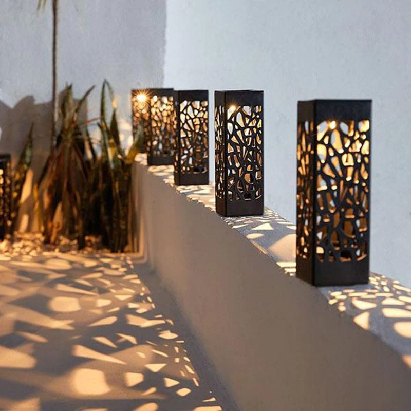 Lampe solaire de jardin élégante, idéale pour éclairer l'extérieur. Éclairage LED autonome et écologique.