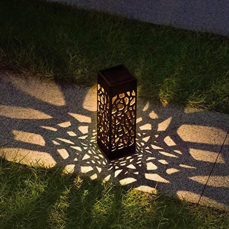 Lampe solaire pour jardin, allée ou terrasse. Apporte un éclairage d'ambiance LED élégant et pratique en extérieur.