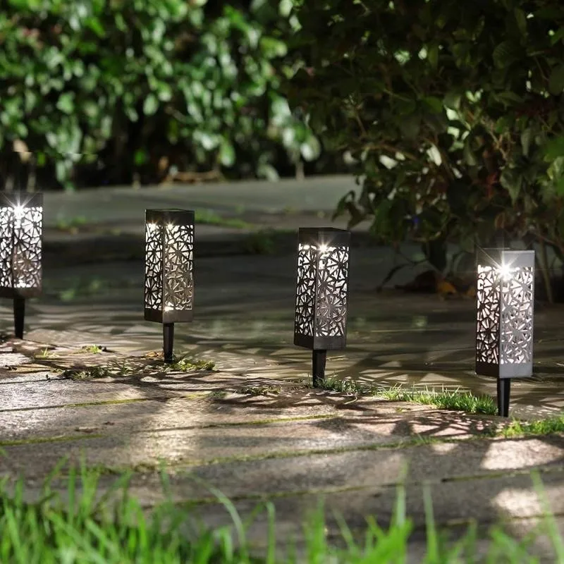 Design moderne : lampe de jardin solaire élégante pour un éclairage extérieur chic. Ambiance lumineuse parfaite.