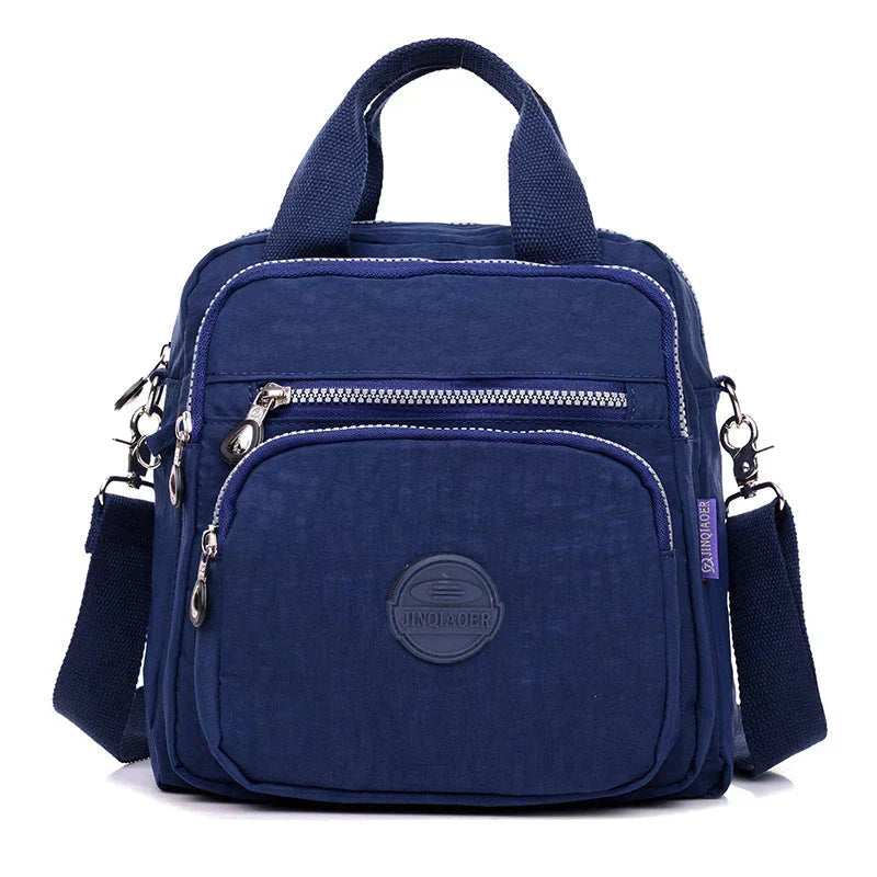 Vue intérieure du sac à dos femme étanche, montrant les compartiments organisés et spacieux.