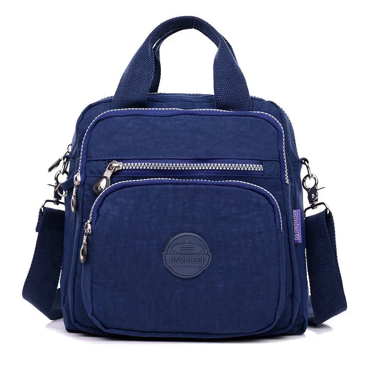 Vue intérieure du sac à dos femme étanche, montrant les compartiments organisés et spacieux.