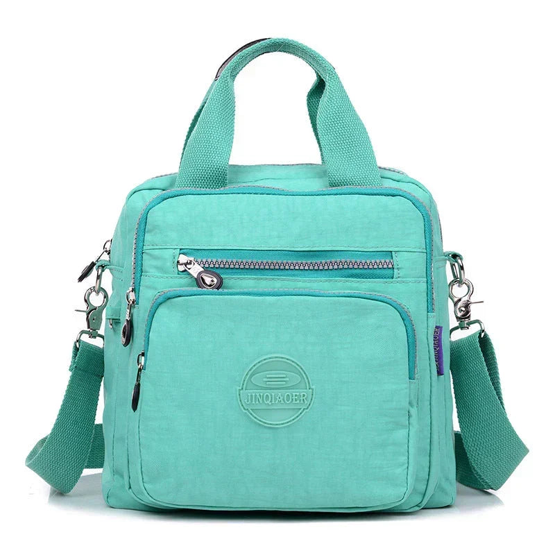 Vue de face du sac à dos femme étanche, design épuré et moderne, parfait pour le quotidien.