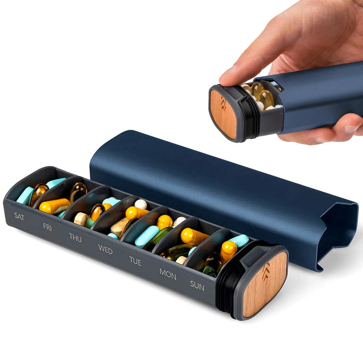 Pilulier hebdomadaire unisexe élégant en aluminium et bois. Organise facilement médicaments quotidiens.