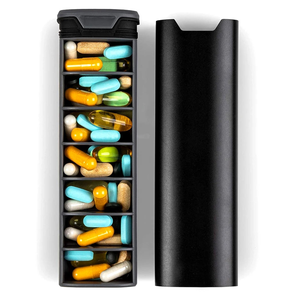 Boîte à pilules hebdomadaire pratique pour voyage. Gère vos médicaments et compléments avec style.