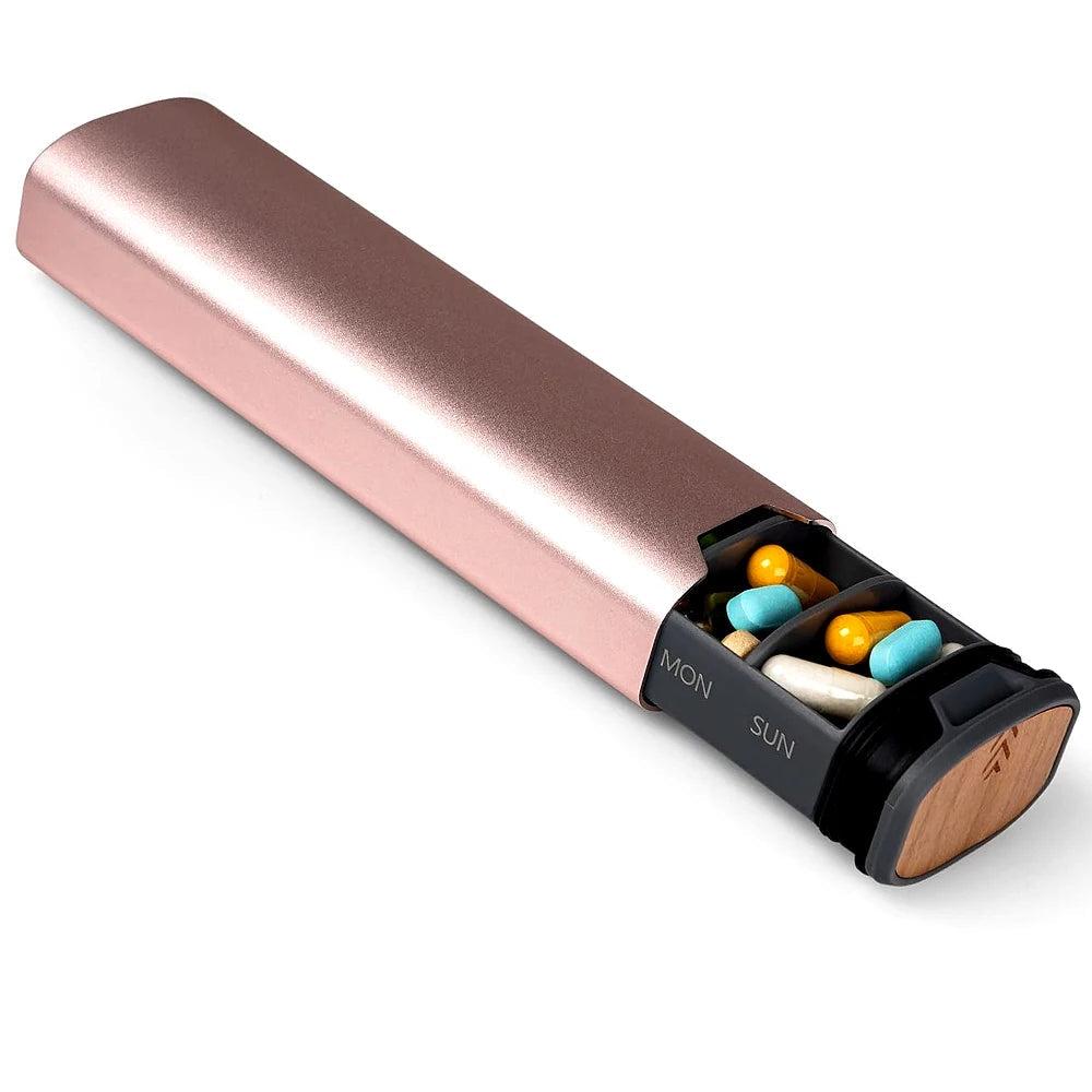 Pilulier de voyage compact et robuste. Idéal pour emporter vos médicaments quotidiens avec organisation.