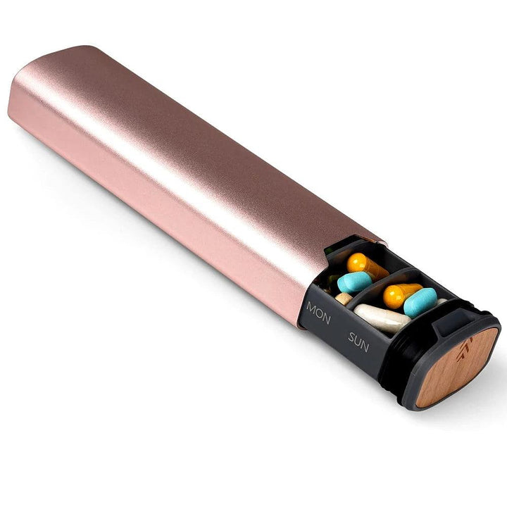 Pilulier de voyage compact et robuste. Idéal pour emporter vos médicaments quotidiens avec organisation.