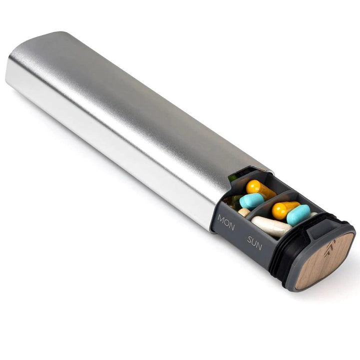 Boîte à pilules hebdomadaire unisexe alu et bois. Conçue pour un bien-être et une routine santé faciles.