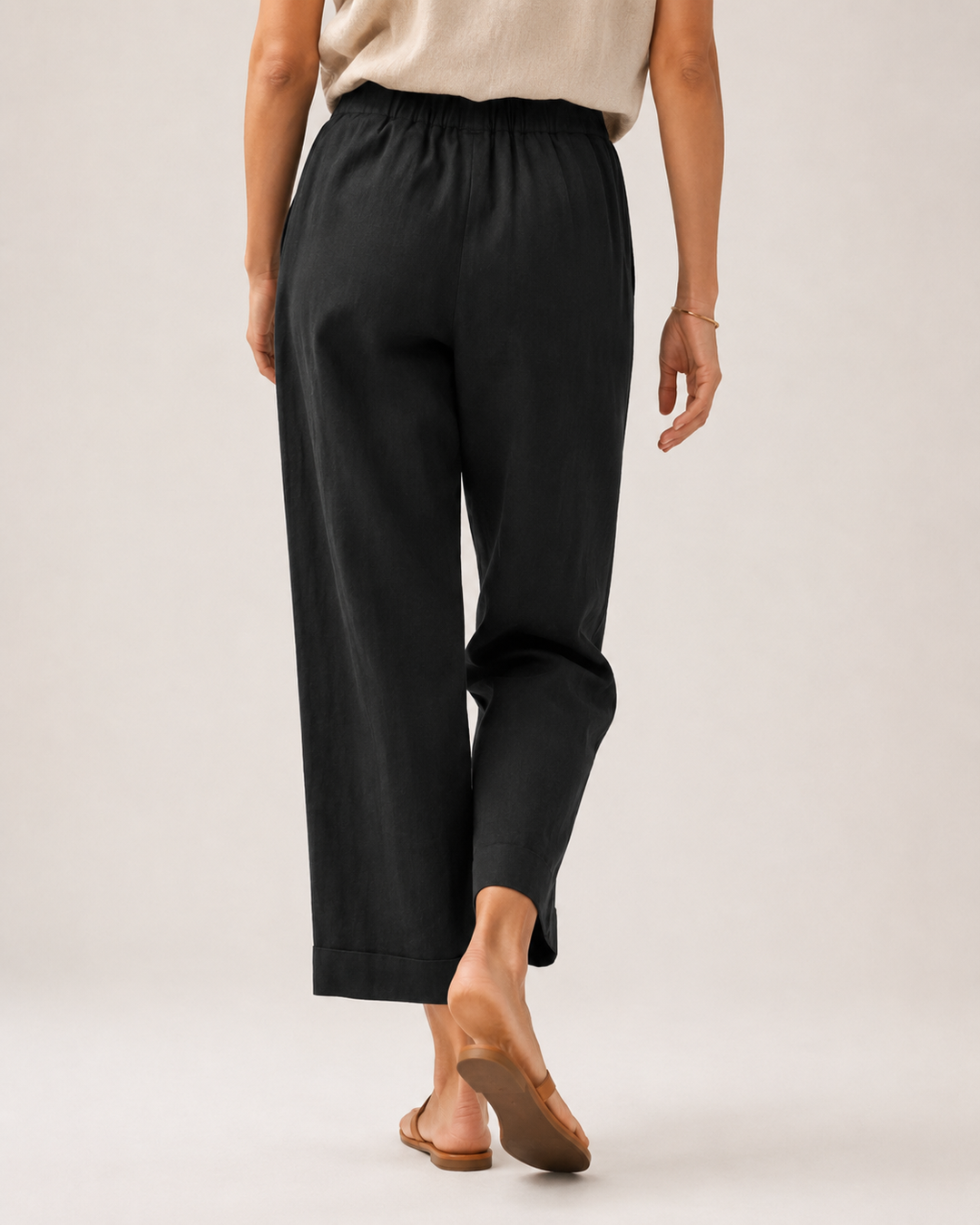 Pantalon ample femme kaki. Fluide et confortable, essentiel pour la mode estivale décontractée.