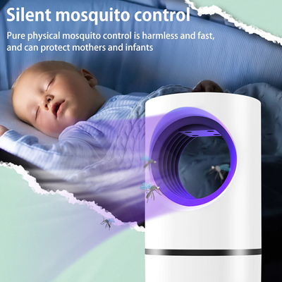 Piège à insectes UV silencieux dans un salon moderne, offrant une protection anti-moustiques sans produits chimiques.