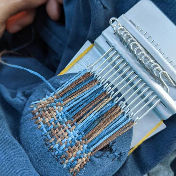 Image du kit de reprise textile ouvert, montrant outils et fils. Idéal pour réparer et personnaliser vêtements.