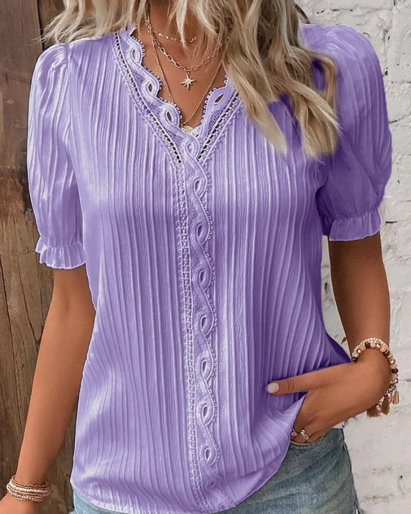 Blouse chic femme à col V, structurée et moderne, parfaite pour un look professionnel au bureau ou décontracté élégant.