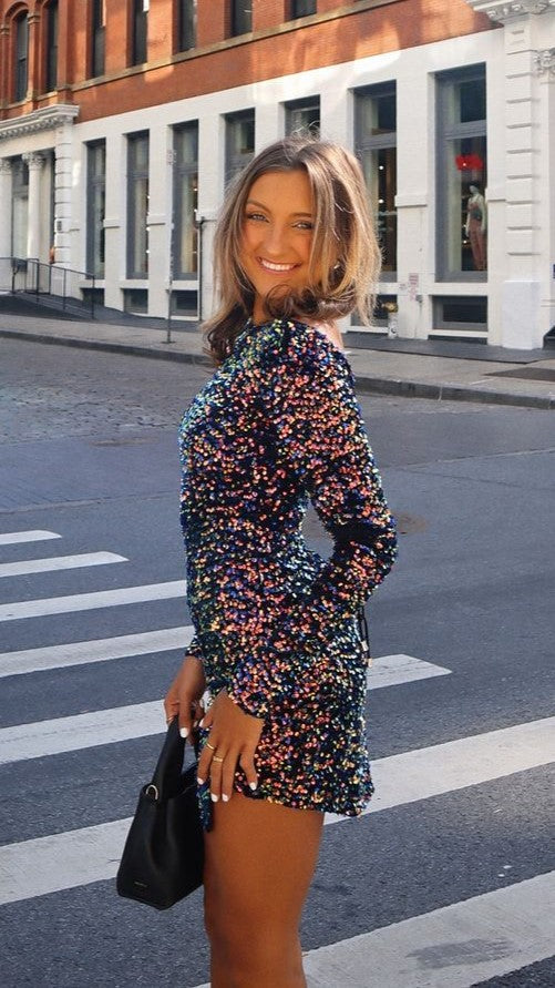Robe femme chic à paillettes, manches longues, coupe mini, pour soirée glamour.