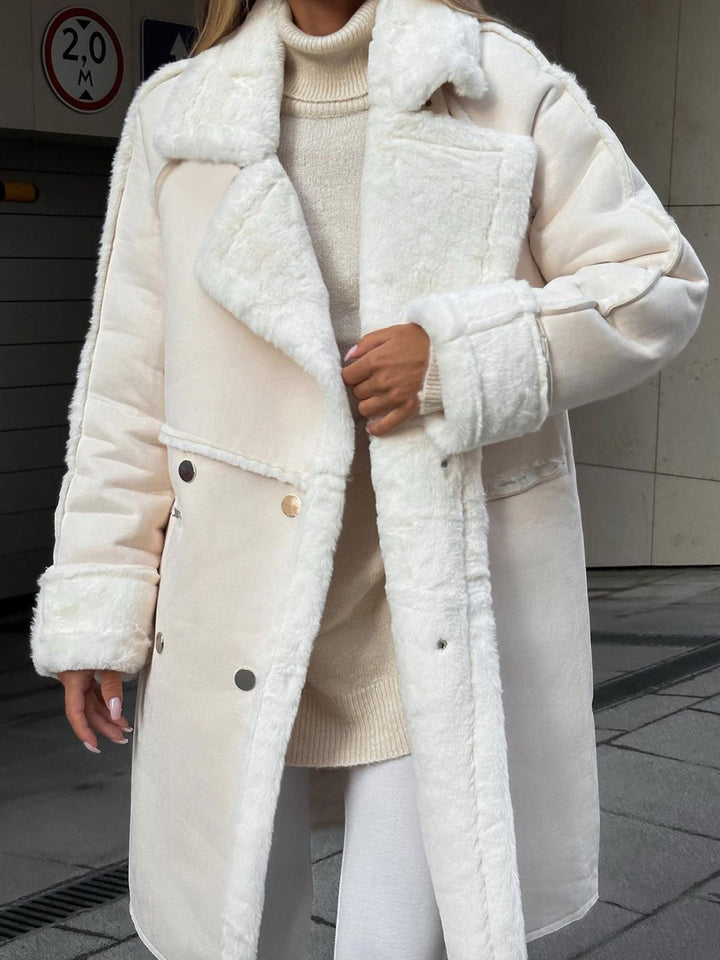 Manteau d'hiver gris chaud pour femme, style long et chic. Parfait pour rester confortable et élégante par temps froid.