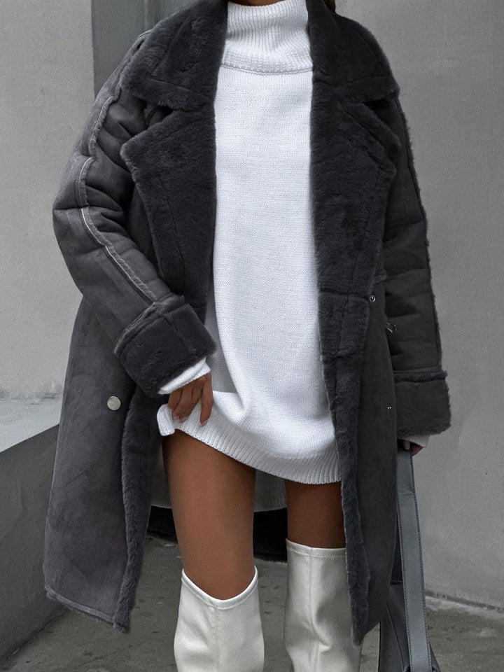 Manteau femme long et chaud, pour un confort douillet en hiver. Vêtement élégant, parfait pour affronter le froid avec style.