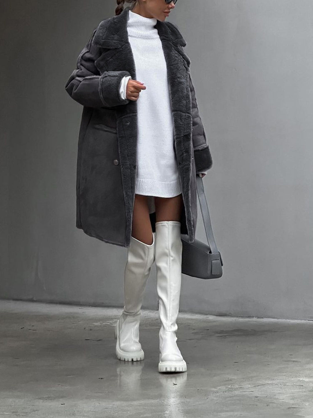 Manteau long femme chic et moderne, idéal pour la mode hiver. Ce manteau élégant et chaud assure style et confort par temps froid.