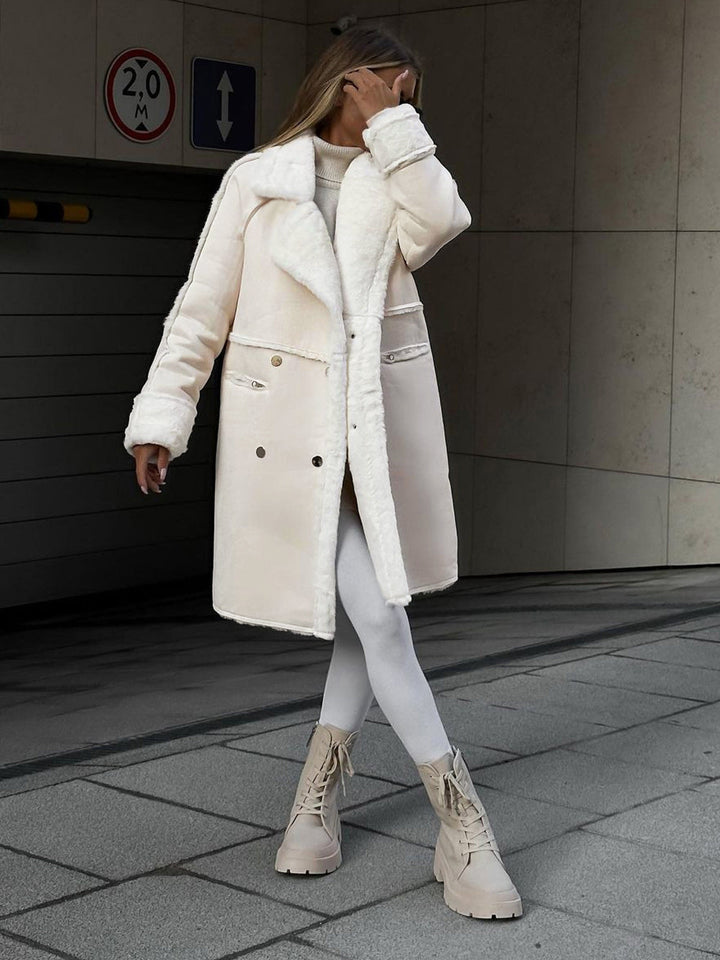 Manteau long élégant gris pour femme, idéal pour l'hiver chic et chaud. Style moderne et confort douillet.