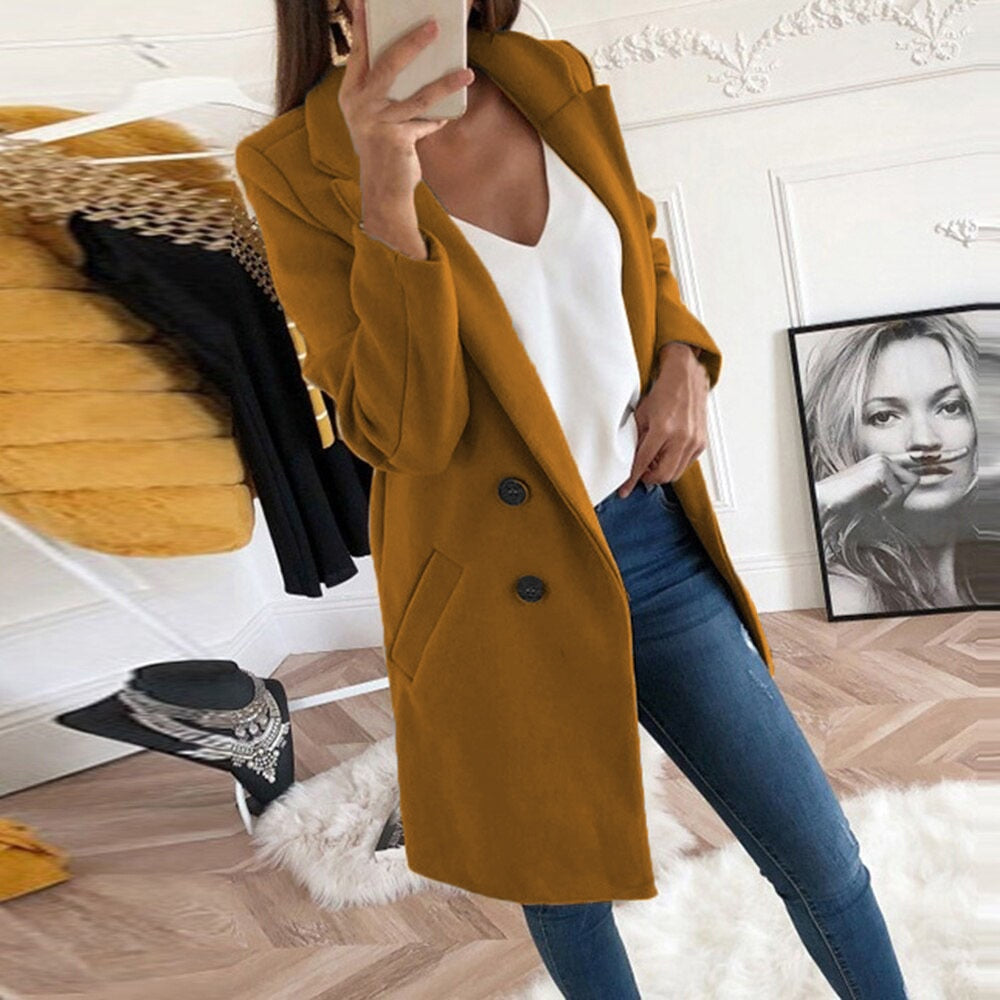 Silhouette élégante avec ce manteau long femme, mode hivernale chic. Parfait pour toute occasion.