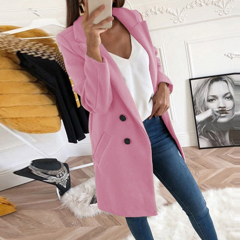 Manteau long chic pour femme, pièce maîtresse de la garde-robe hivernale moderne et élégante.