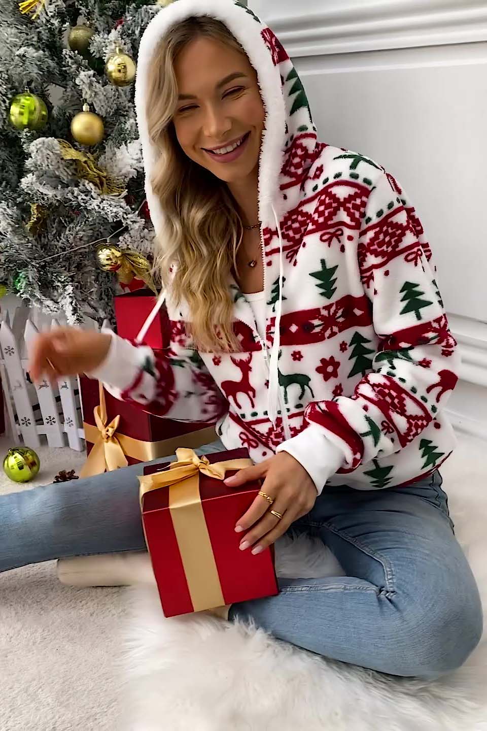 Sweat-shirt femme à capuche, imprimé Noël (rennes/sapins), fermeture éclair. Tenue festive et confortable.