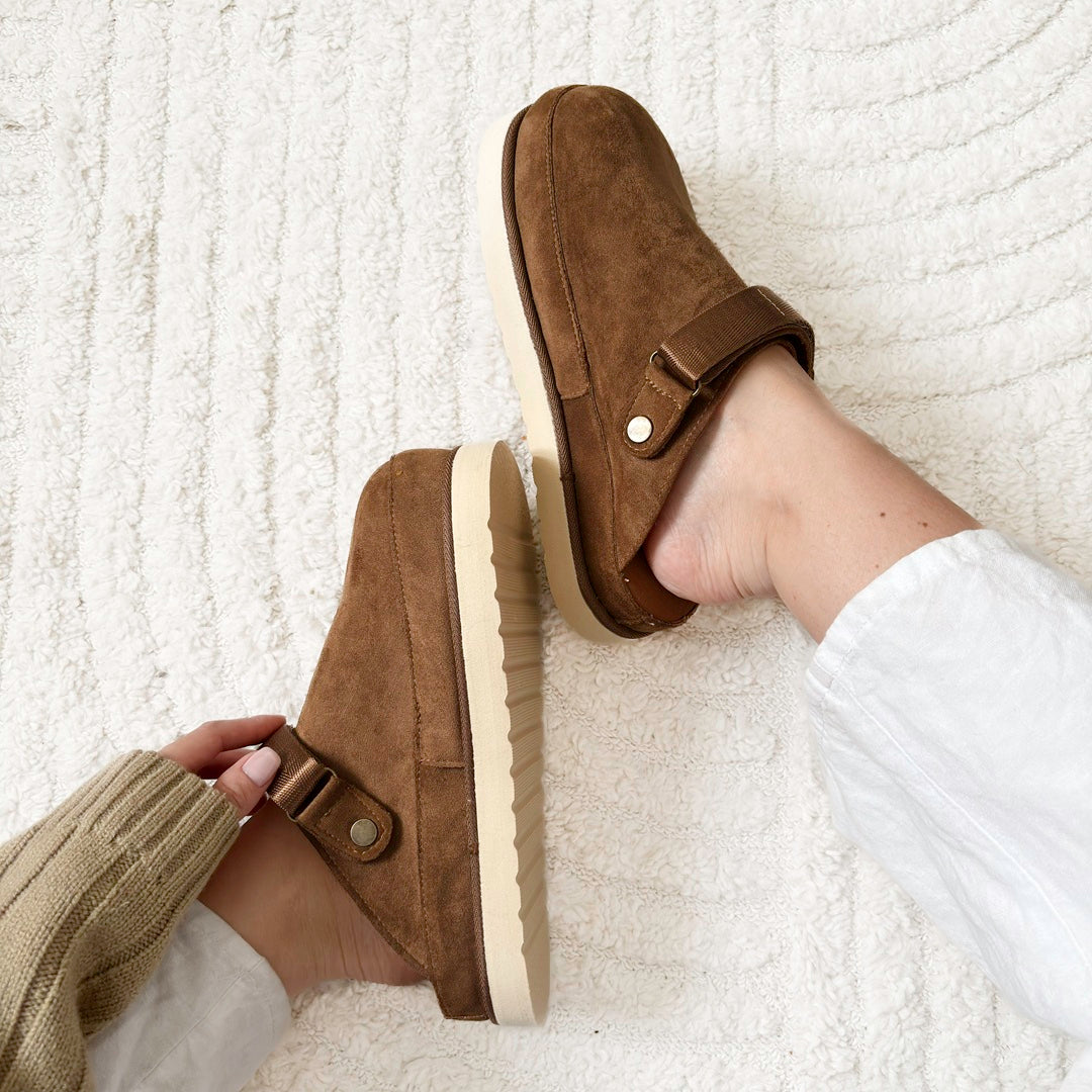 Sabots Mia confortables pour femmes avec bride ajustable. Style décontracté chic, parfaits pour le quotidien urbain.
