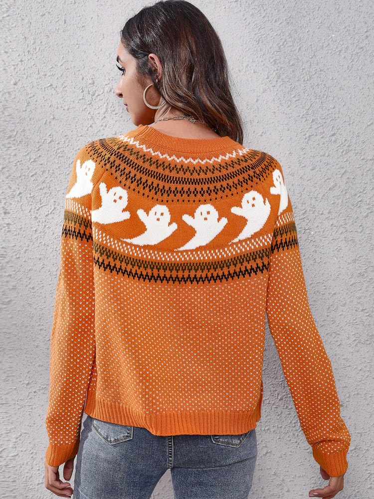 Gros plan sur le motif fantôme unique d'un pull femme tricoté rétro, esprit Halloween.